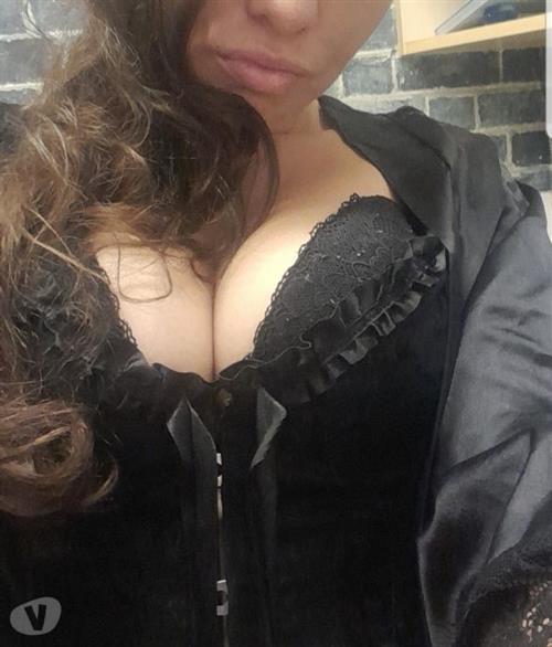 Atma, 18, Vaxjo - Sweden, Elite escort